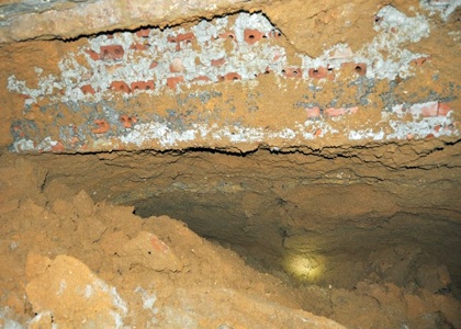 Độ sâu của hố đã lấn sang nền móng nhà bên cạnh