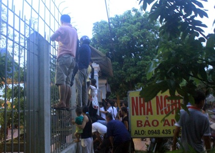 Người dân địa phương
kéo đến xem công an khám nghiệm hiện trường