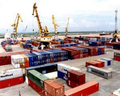 Hàng trăm container rác thải công nghiệp nguy hại bủa vây