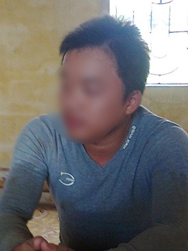 Nghi án một công an sàm sỡ nhiều trẻ em - 1 Nghi can Quỳnh tại trụ sở công an. (Ảnh: M.L)