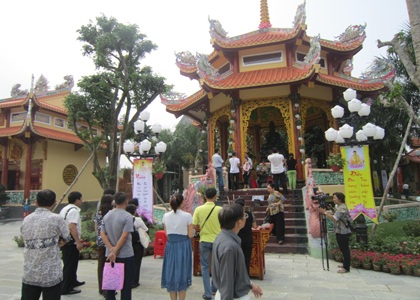 Nhiều bà con phật tử, người dân khắp nơi tìm đến chiêm ngưỡng pho tượng Phật ngọc quý hiếm