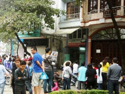 Nhiều người dân tập trung trước ngôi nhà bà Út khi sự việc được phát hiện.