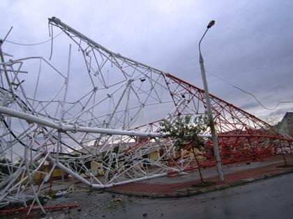 Tháp truyền hình Nam Định bị bão số 8 kéo sập.