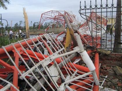 Tháp truyền hình Nam Định bị bão số 8 kéo sập.