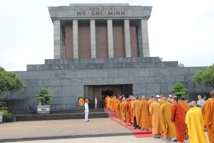 Đại biểu Phật giáo toàn quốc viếng lăng Chủ tịch Hồ Chí Minh - 2 Đại biểu Phật giáo toàn quốc viếng lăng Chủ tịch Hồ Chí Minh. (Ảnh: Cẩm Vân)