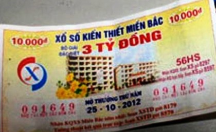 Tấm vé số trúng giải độc đắc 200 triệu đồng gây hiểu nhầm giữa cô giáo chủ nhiệm và học sinh.