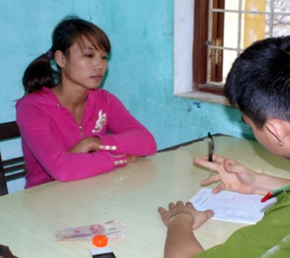 Đến tiệm vàng, vờ xem hàng rồi bất ngờ bỏ chạy - 1 Đối tượng Bùi Thị Yến tại cơ quan công an.