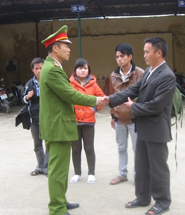 Gia đình chị Vàng Thị Dở cảm ơn công an huyện Văn Lãng đã giúp giải cứu người thân.