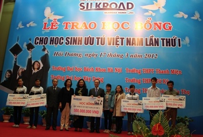 HS, SV nghèo nhận 60 suất học bổng trị giá 500 triệu đồng