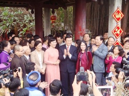 Bà con kiều bào xúc động khi được đón xuân tại quê hương.