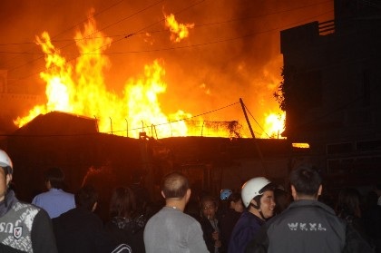 Đám cháy ngùn ngụt khiến cả khu dân cư náo loạn.