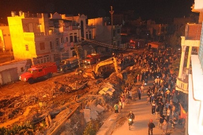 Khu dân cư náo loạn bởi đám cháy giữa đêm khuya.