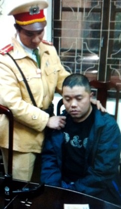 Đối tương và tang vật bị cơ quan công an bắt giữ.