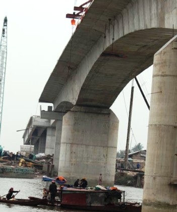 Huy động hơn 10 thợ lặn tìm kiếm nạn nhân vụ sập giàn giáo - 1 Huy động hơn 10 thợ lặn tìm kiếm nạn nhân mất tích