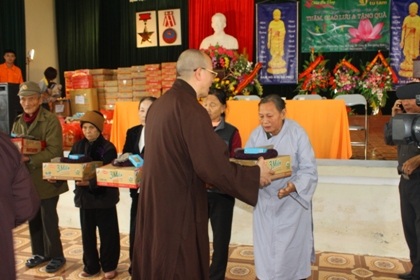 Gần 400 suất quà sưởi ấm bệnh nhân hong đang điều trị tại BV Phong da liễu Vũ Môn.