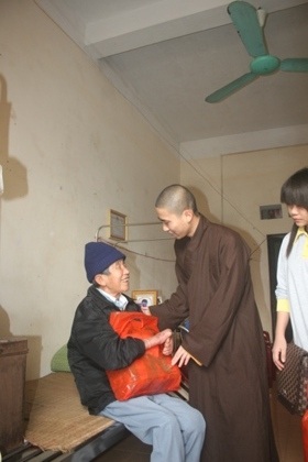 Các bệnh nhân xúc động khi được thăm hỏi, tặng quà.