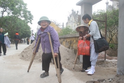 Các bệnh nhân xúc động khi được thăm hỏi, tặng quà.