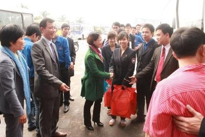 Tặng vé xe và quà cho gần 1.000 sinh viên về quê ăn Tết - 1 Tặng vé xe và quà cho gần 1.000 sinh viên về quê ăn Tết
