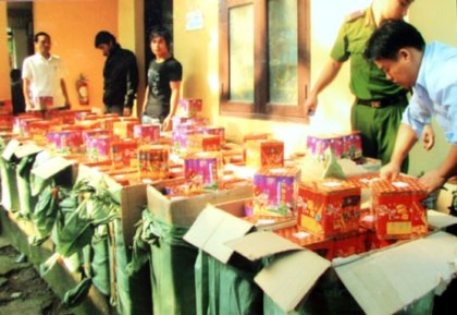 Tình hình buôn bán pháo nổ hết sức phức tạp dịp cận Tết.