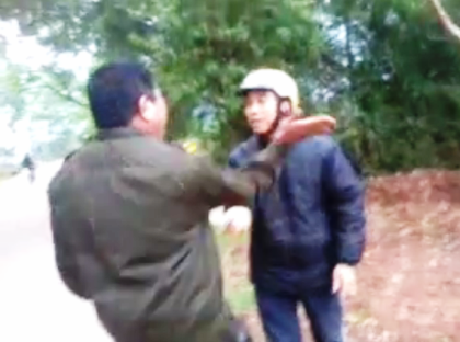 Công an xã thẳng tay tát vào mặt chủ phương tiện ngay giữa đường (ảnh cắt từ clip).
