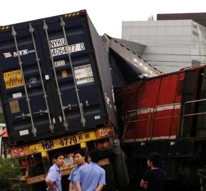 Thùng xe container bị xé đôi.