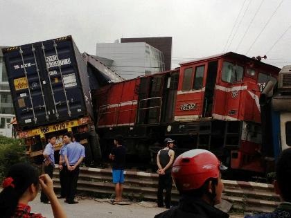 Đoàn tàu lao trực diện vào container.