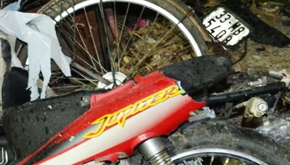 Cận cảnh chiếc xe máy bị kích mìn nổ tan xác. (Ảnh: Đoàn Tuynh)