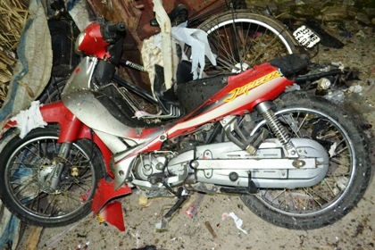 Cận cảnh chiếc xe máy bị kích mìn nổ tan xác. (Ảnh: Đoàn Tuynh)