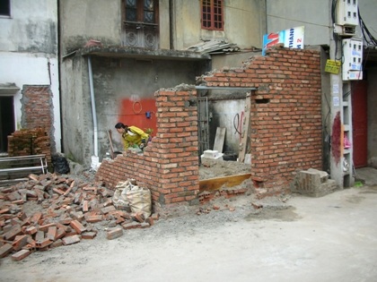 Tường bao phần đất của gia đình bà Thủy bị đập phá.