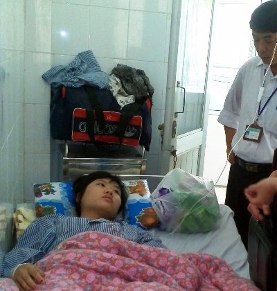 Một trong các nạn nhân vụ ngộ độc đang được cấp cứu.