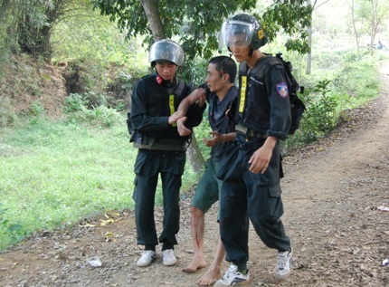 Một con bạc bị què chân khi cố tình chạy thoát thân khỏi vây lưới công an.