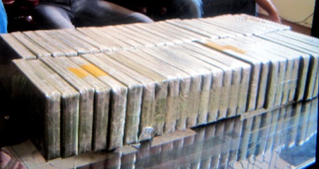 Dùng “xế hộp” áp tải 140 bánh heroin - 1 Tang vật một vụ án ma túy bị CSGT tỉnh Bắc Giang.