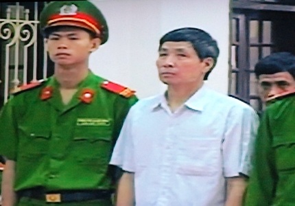 Bị cáo Nguyễn Văn Khanh (giữa) - nguyên Phó chủ tịch huyện Tiên Lãng trước vành móng ngựa.