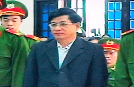 Bị cáo Nguyễn Văn Khanh (giữa) - nguyên Phó chủ tịch huyện Tiên Lãng trước vành móng ngựa.