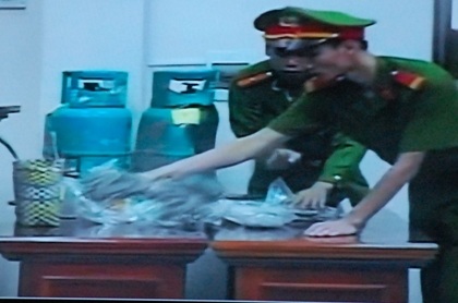 Bị cáo Đoàn Văn Vươn (ảnh trên); Tang vật vụ án (ảnh dưới) được công bố tại tòa.