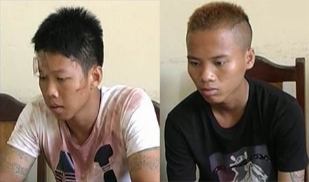 Mang dao đâm chết một thanh niên ngay giữa phố - 1 2 đối tượng gây án bị bắt giữ tại cơ quan công an.