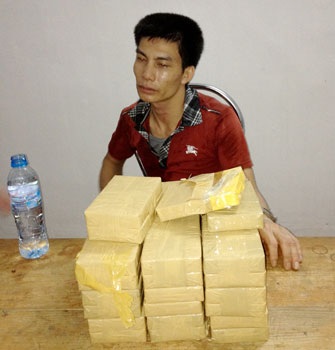 Dùng xe máy chở 40 bánh ma túy vượt biên sang Trung Quốc - 1 Đối tượng Phạm Văn Ca và tang vật. (Ảnh: CAND)