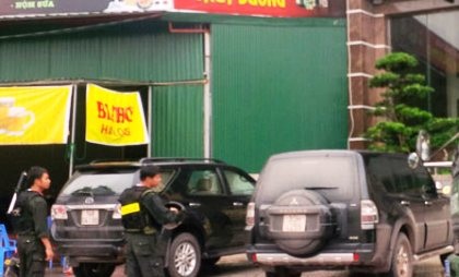 Các trinh sát Bộ Công an khám xét trụ sở Công ty TNHH Tuấn Đông tại TP Móng Cái.