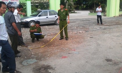 Mời khách đi taxi, một thanh niên bị đâm chết - 2 Người dân hoang mang sau hành động gây án manh động của kẻ côn đồ.