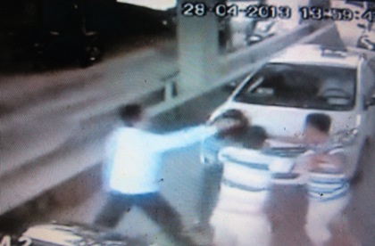 Các đối tượng kéo nữ nhân viên soát vé ra ngoài đánh hội đồng dã man.