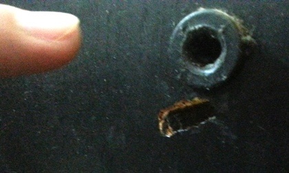 Hai khẩu súng côn hung thủ sử dụng và vết đạn bắn.