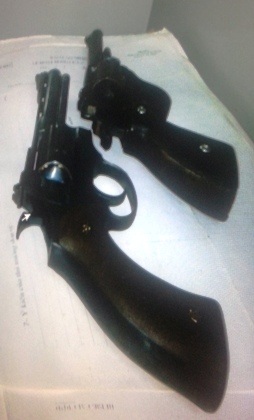 Hai khẩu súng côn hung thủ sử dụng và vết đạn bắn.