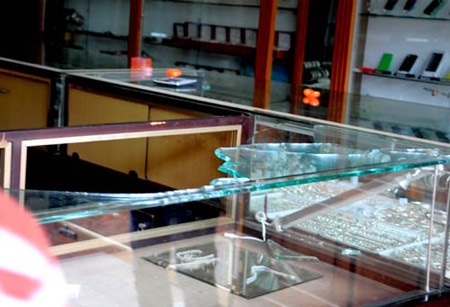 Hiện trường quầy vàng bị đập phá.