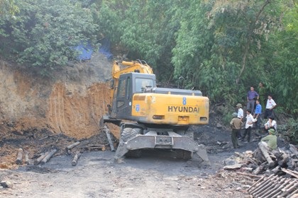 Các cơ quan chức năng triệt phá một điểm khai thác than thổ phỉ tại Quảng Ninh