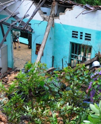 Hiện trường ngôi nhà bị đất đá sạt lở đổ sập.