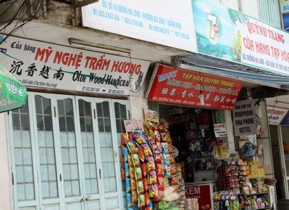 Xử lý “phố Trung Quốc” ở Hạ Long: Phụ thuộc vào... thời tiết (!) - 4 Có những tấm biển không hề có tiếng Việt