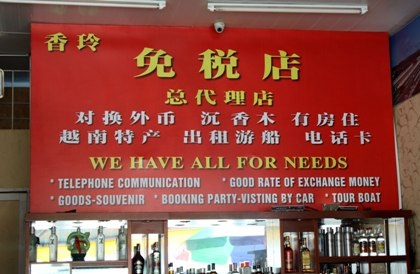 Quảng Ninh: Chưa có cách giải quyết dứt điểm “phố Tàu” - 2 Phố Tàu giữa TP Hạ Long khiến du khách nhức mắt.