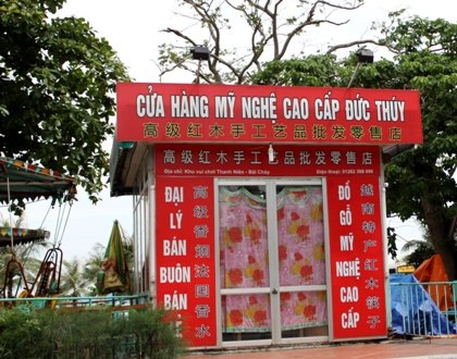 "Phố Trung Quốc" giữa lòng Hạ Long - 6 Không chỉ chữ Trung Quốc, chữ Hàn cũng lấn át chữ Việt.