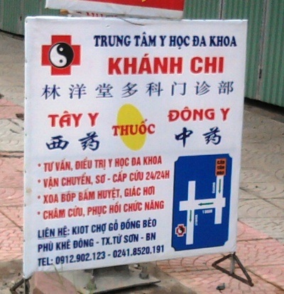 Hạ hơn 100 biển quảng cáo tiếng Trung Quốc - 2 Biển hiệu quảng cáo chữ Tàu lấn át chữ Việt tại TX Từ Sơn (Bắc Ninh).