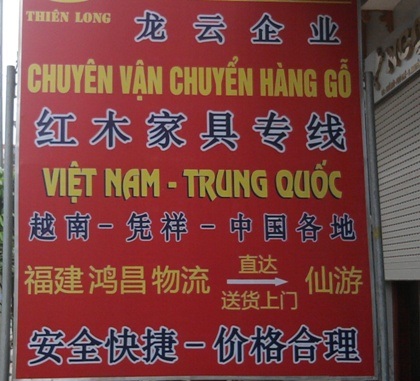 Hạ hơn 100 biển quảng cáo tiếng Trung Quốc - 1 Biển hiệu quảng cáo chữ Tàu lấn át chữ Việt tại TX Từ Sơn (Bắc Ninh).